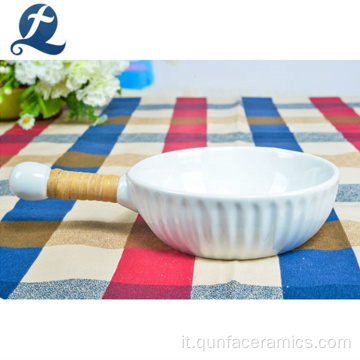 Bakeware in ceramica rotonda bianca con design per impugnature